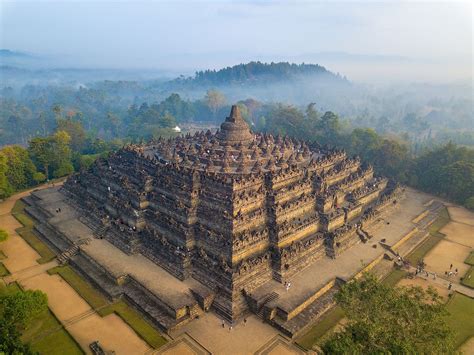  ボロブドゥールの壮大な仏教遺跡、神秘に満ちた歴史を体感せよ！